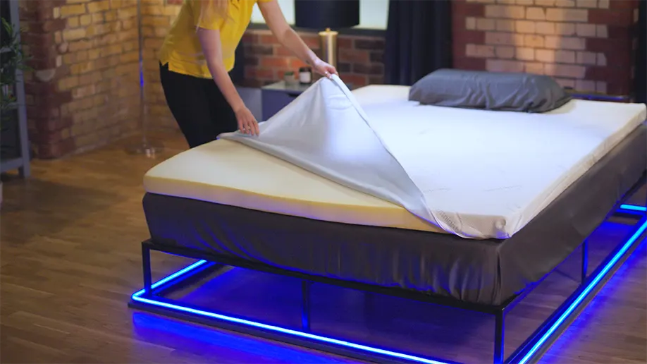 Unser Rezensent öffnet den Reißverschluss der Silentnight Impress Memory Foam Matratzenauflage